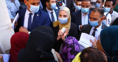 وزيرة التضامن توجه بحل مشاكل مواطنين وتوفير كراسى متحركة لذوى الاحتياجات