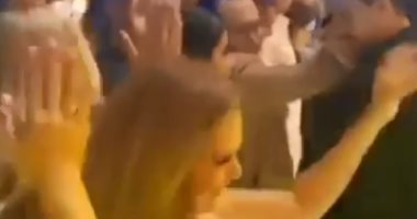 يسرا ودينا الشربينى فى وصلة رقص على "أماكن السهر" بحفل عمرو دياب .. فيديو