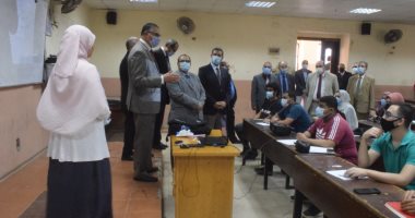 رئيس جامعة بنها يتفقد الدراسة بهندسة شبرا .. صور
