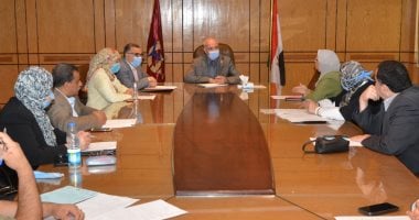 رئيس جامعة الفيوم يرأس اجتماع مجلس إدارة البرامج الجديدة " صور"
