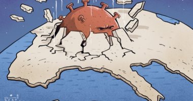 كاريكاتير صحيفة إماراتية.. فيروس كورونا يكشر عن أنيابه للبشر ‎