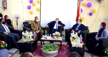 رئيس جامعة بنى سويف يلتقى بالعاملين وأعضاء هيئة التدريس بمجمع التعليم الصناعى
