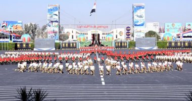مدير الكلية الحربية يمنح السيسى "كتاب الله" خلال حفل تخرج الكليات العسكرية