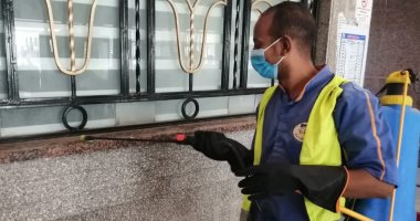 السكة الحديد تواصل أعمال تعقيم المحطات والقطارات ضد كورونا.. صور