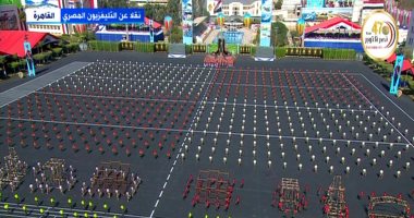 خريجو الكليات العسكرية يؤدون عروضا رياضية أمام الرئيس السيسى