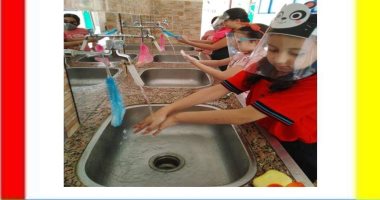طلاب المدارس اليابانية يطبقون الإجراءات الوقائية "غسل الأيدى وغطاء وجه"..صور
