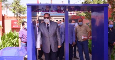 محافظ أسيوط يراجع اجراءات مواجهة كورونا فى المدارس ويوجه باستمرار التعقيم "صور"