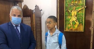 مدير تعليم الإسماعيلية يستقبل طالبين ابتكرا وسيلتين إرشاديتين لذوي الهمم..صور