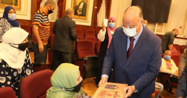 محافظ القاهرة يوزع حلوى المولد على عمال وموظفى الديوان العام للعاصمة