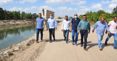 نائب محافظ الإسماعيلية يتفقد الأعمال الإنشائية للطرق الجديدة بالقرى.. صور