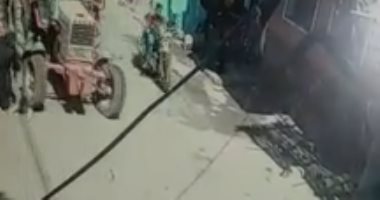 لحظة دهس طفل يقود جرارا زراعيا لطفلة في المنيا.. فيديو