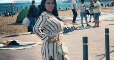 رانيا يوسف تودع الصيف بصورتها على شاطىء البحر تحت السحب والغيوم