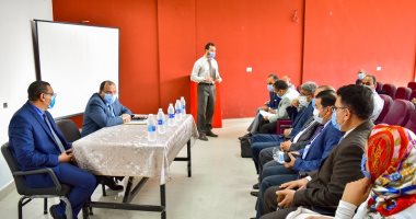  رئيس جامعة بنى سويف يلتقى بهيئة تدريس كلية السياسة والاقتصاد.. اعرف التفاصيل
