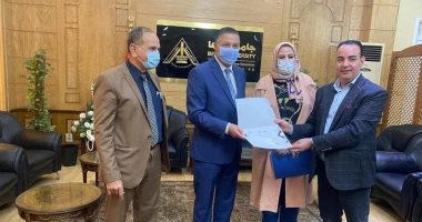 رئيس جامعة بنها يكرم القيادات المشاركة فى الجودة الإدارية.. صور