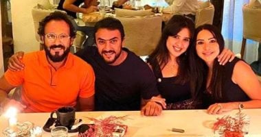 اضحك للصورة تطلع حلوة.. العوضي وياسمين عبدالعزيز بصحبة يوسف الشريف وزوجته