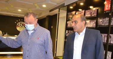 محمود الخطيب برفقة كؤس أفريقيا في اتحاد الكرة.. صور