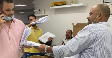 "الهجرة" تتابع إرسال المصريين بالخارج بطاقات تصويتهم في انتخابات البرلمان