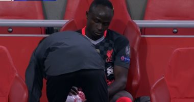 ساديو مانى يغادر مباراة أياكس ضد ليفربول بإصابة في الركبة