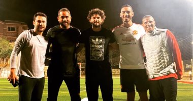 صور جديدة تجمع أمير كرارة مع زيدان وأحمد حسن وحسام غالي في مباراة خماسية