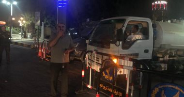 تمركز سيارات شفط المياه بشوارع وميادين حى الدقى استعدادا للطقس السيئ.. صور