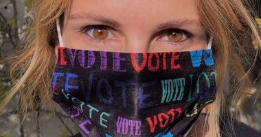جوليا روبرتس تحمس جمهورها للتصويت بالانتخابات بكمامة مزينة بكلمة "vote"