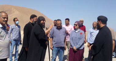 رئيس مدينة سفاجا تتفقد رفع كفاءة وتطوير طريق المقابر.. صور