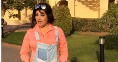 فيفى عبده بـ jumpsuit.. وتنصح: امشوا عشان تخسوا وملهاش علاقة بالسن