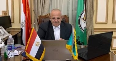 رئيس جامعة القاهرة يتابع عمله من مكتبه بعد ساعات من شائعة تعرضه لحادث