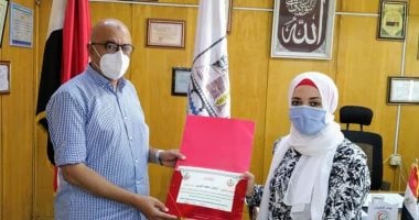 صحة بنى سويف تكرم مدير إدارة الأمراض المتوطنة لجهودها فى مواجهة كورونا
