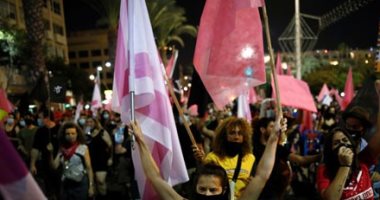 لماذا رفع المتظاهرون الإسرائيليون علم بلادهم باللون الوردى؟.. اعرف الحكاية
