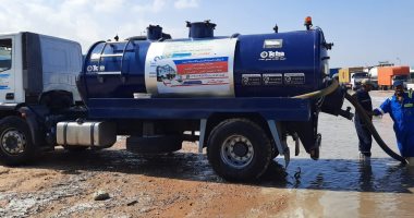 تصريف تجمعات مياه الأمطار بالطريق الصحراوى غرب الإسكندرية.. صور