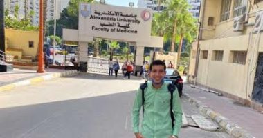 بائع الفريسكا فى أول يوم دراسة بطب الإسكندرية: عينى دمعت لما دخلت الكلية (صور)