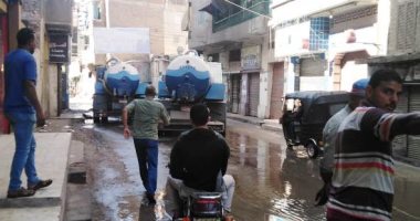 إصلاح إنفجار ماسورة مياه بشارع كلية التربية النوعية بمدينة الزقازيق.. صور