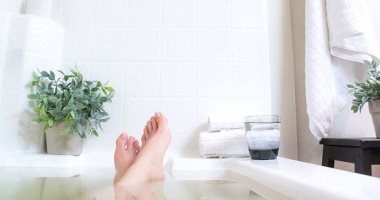 وصفات طبيعية للحفاظ على البشرة عند الاستحمام.. من الملح لصودا الخبز