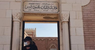 رانيا محمود ياسين فى صورة من أمام مقبرة والدها وتطلب الدعاء للفنان الراحل