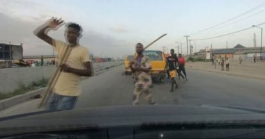 صور.. عصابات مسلحة تغلق شوارع لاجوس بعد خطاب الرئيس النيجيري