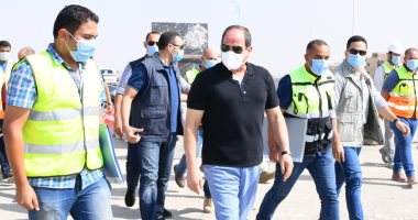 السيسى يتفقد عددا من مواقع العمل بمشروعات التطوير بشبكة الطرق فى القاهرة الكبرى.. الرئيس يناقش المهندسين والعاملين بالمواقع.. ويوجه بالالتزام الدقيق بمعايير ومواصفات الطرق الحرة وتطبيقها.. صور