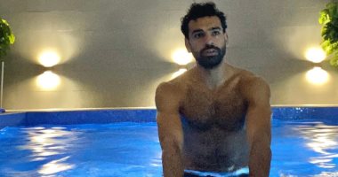 محمد صلاح داخل حمام السباحة بعد فوز ليفربول على أياكس واستعدادا لمباراة شيفيلد