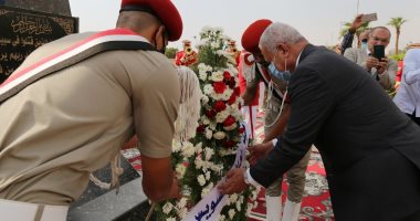 وضع أكاليل زهور على النصب التذكارى بمناسبة احتفال السويس بالعيد القومى