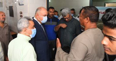 محافظ قنا يرافق مريضا لتلقى العلاج بمستشفى قنا العام.. صور