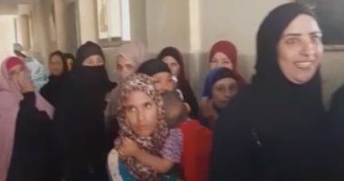 المرأة تزين طوابير الناخبين فى انتخابات مجلس النواب بعرب الحصار جنوب الجيزة
