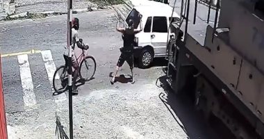 لحظة دهس قطار لسيارة في البرازيل ونجاة امرأة بأعجوبة من داخلها.. فيديو