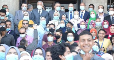 طلاب جامعة الإسكندرية يشاركون فى الانتخابات ويحثون على المشاركة .. صور