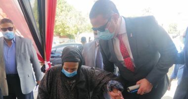 محافظ الفيوم يصطحب سيدة مسنة للإدلاء بصوتها فى انتخابات النواب.. صور