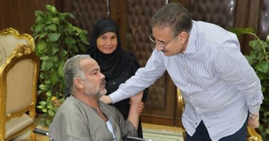 محافـظ المنوفية يوفر توفير كرسى كهربائى لمواطن ويصرف إعانات لآخرين ..صور