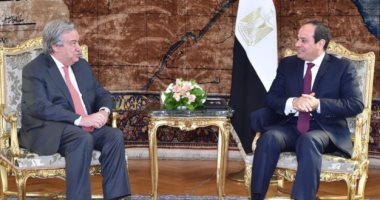 إضاءة الأهرامات وأبو الهول باللون الأزرق فى الاحتفال بالذكرى الـ 75 لميثاق الأمم المتحدة.. أنطونيو جوتيريش يؤكد أهمية بذل مزيد من الجهود لإنهاء المعاناة الإنسانية.. ويشدد على أهمية مواجهة الفقر وعدم المساواة