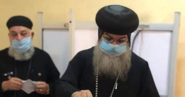 الأنبا مكاريوس أسقف المنيا وأبو قرقاص يدلى بصوته فى انتخابات النواب