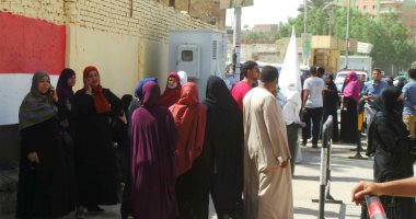 إقبال كبير على لجان الانتخابات بأسوان والسيدات يتصدرن المشهد.. صور
