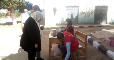 لجنة طبية لقياس الضغط والسكر فى لجان انتخابات النواب بالمنيا.. صور