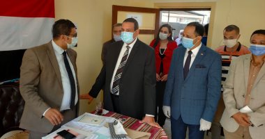 محافظ البحيرة يتفقد لجان انتخابية بمدينة دمنهور وسط إقبال للناخبين.. صور